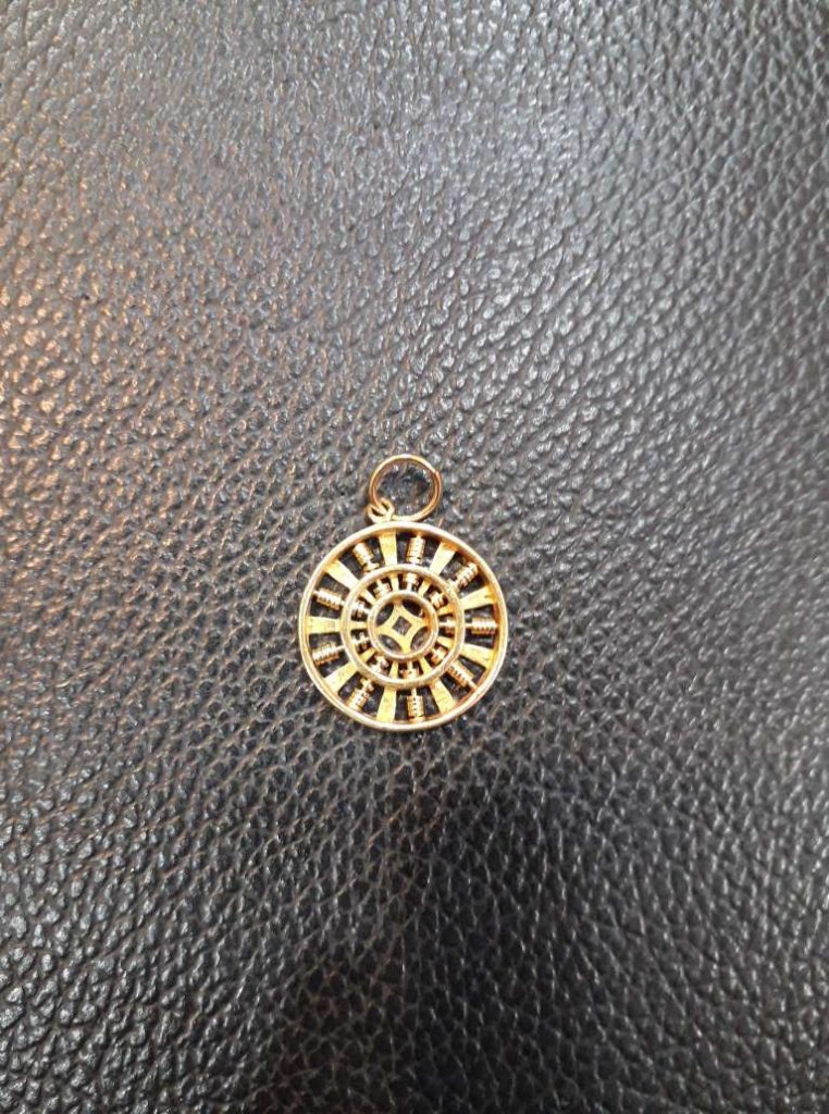 This image has an empty alt attribute; its file name is pendant-916-gold-762x1024.jpeg