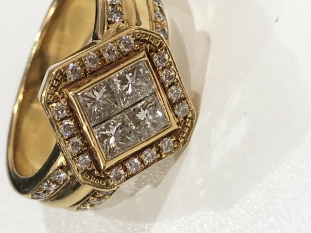 K18 gold ring with melee diamond