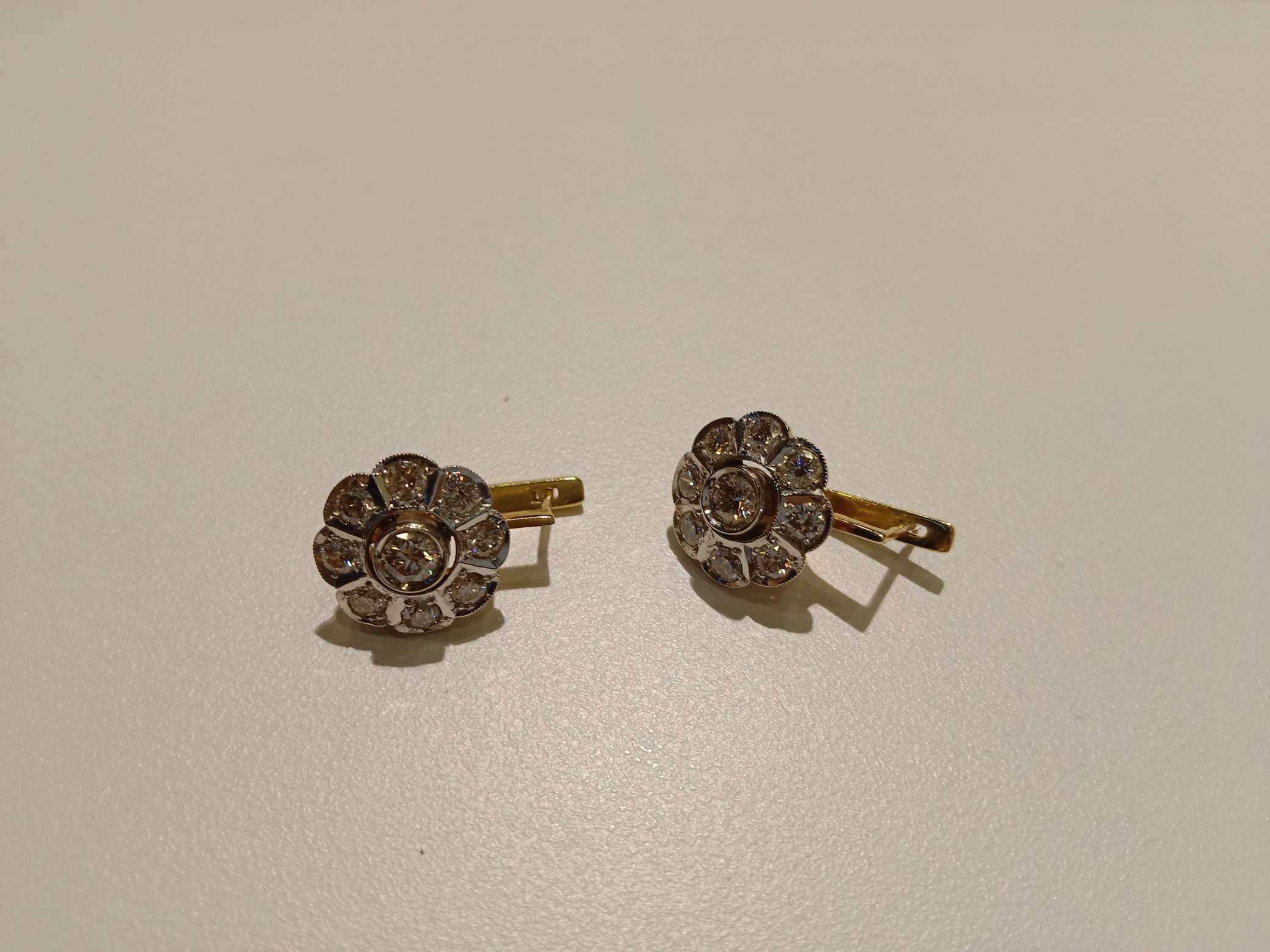 750 gold earrings with diamond