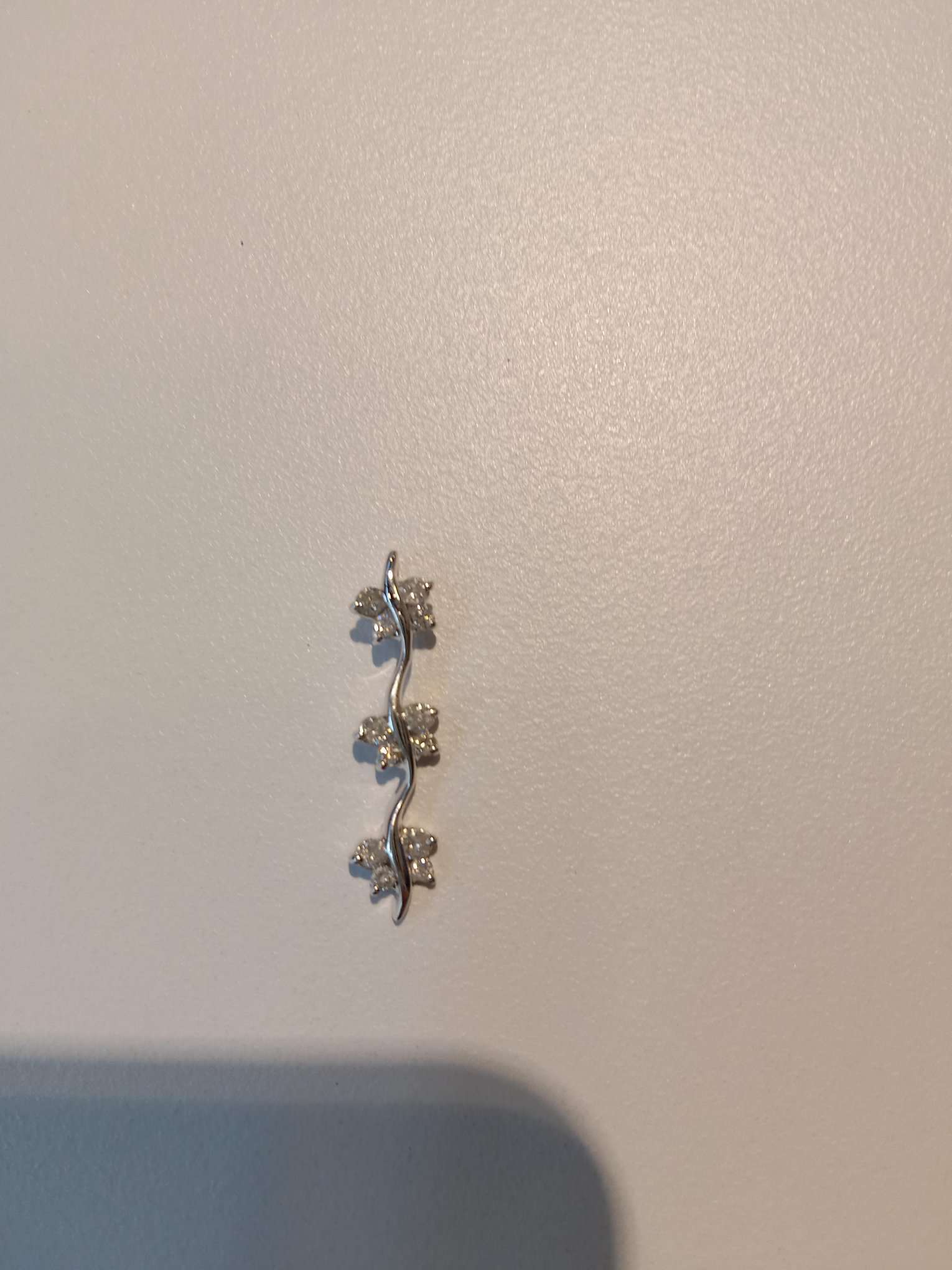 750 gold pendant with diamond