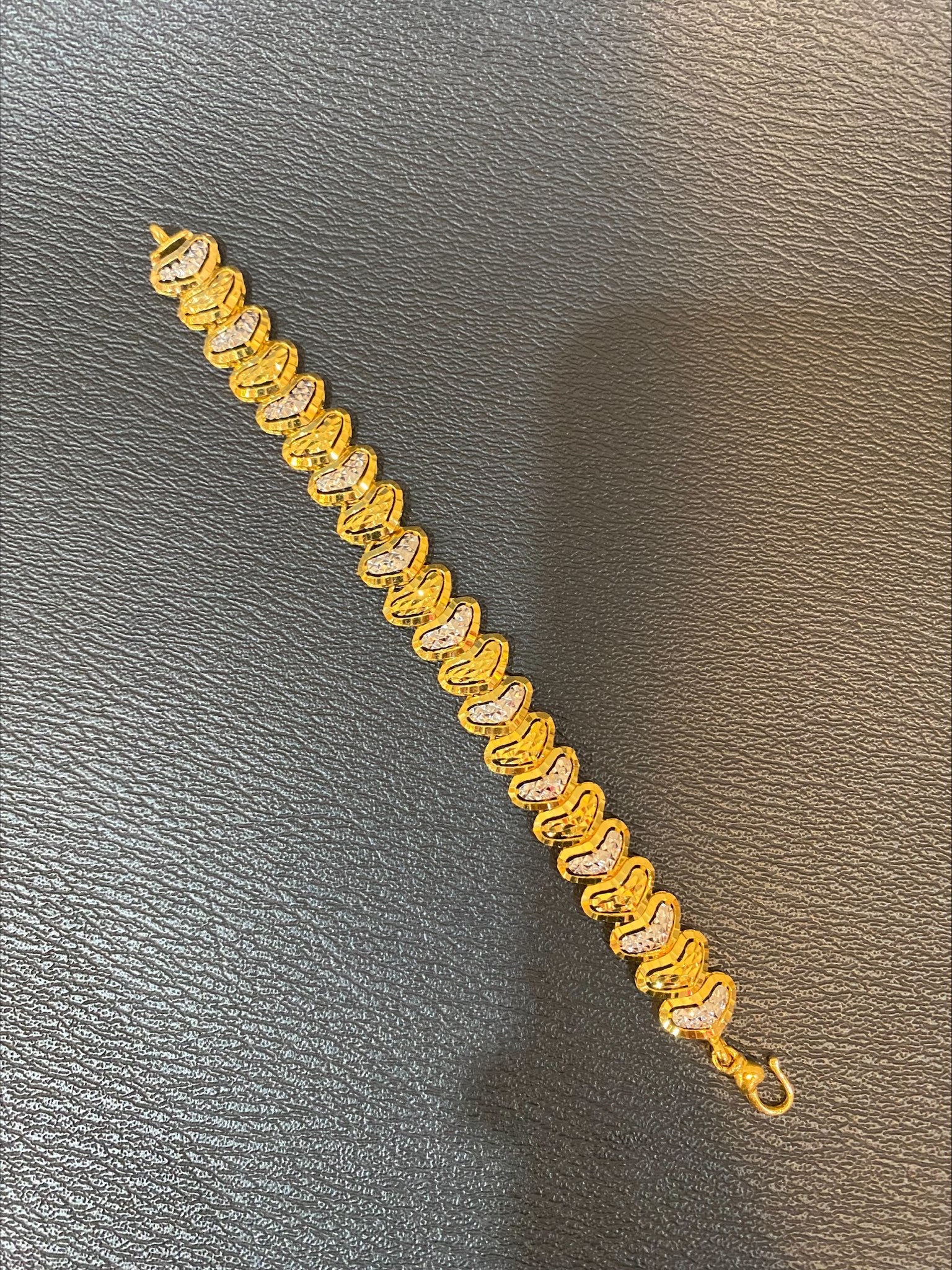 916 gold bracelet with love design