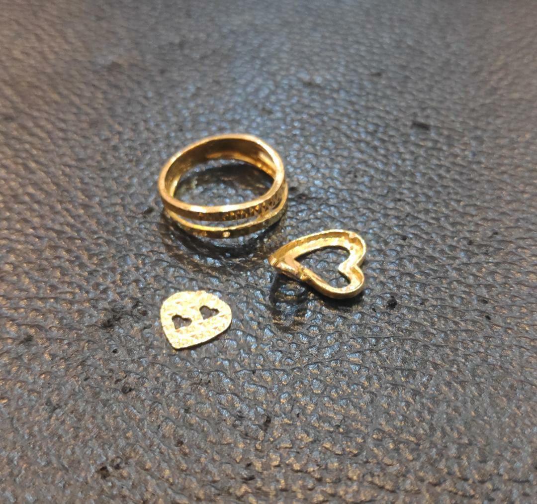 K22 gold ring and broken gold pendant