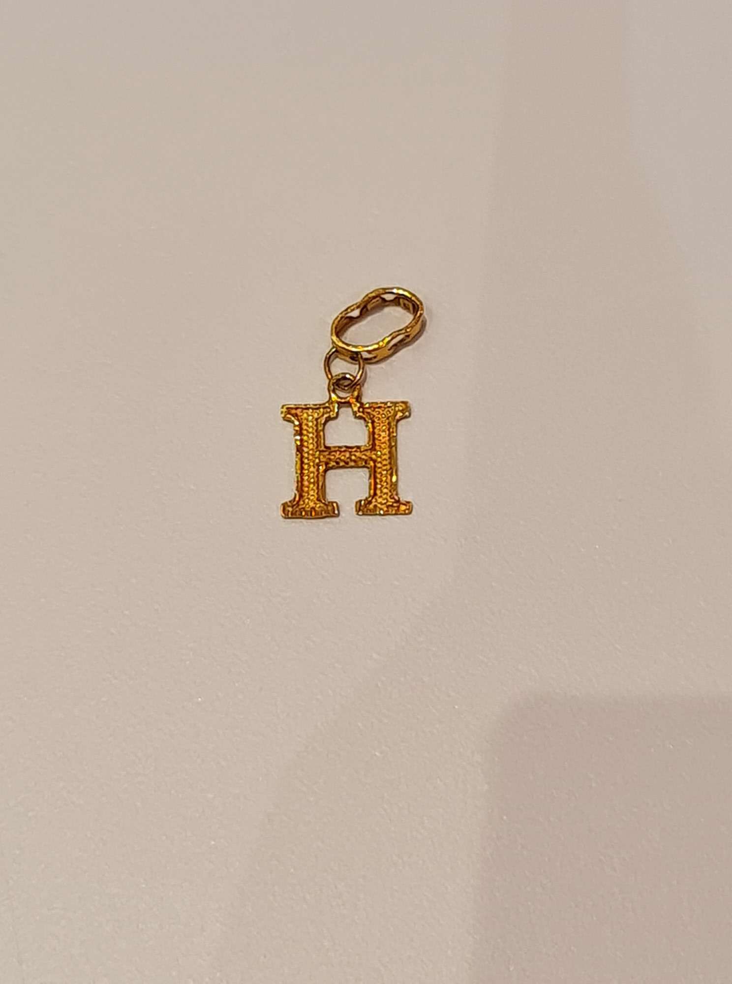 916 gold pendant with H shape