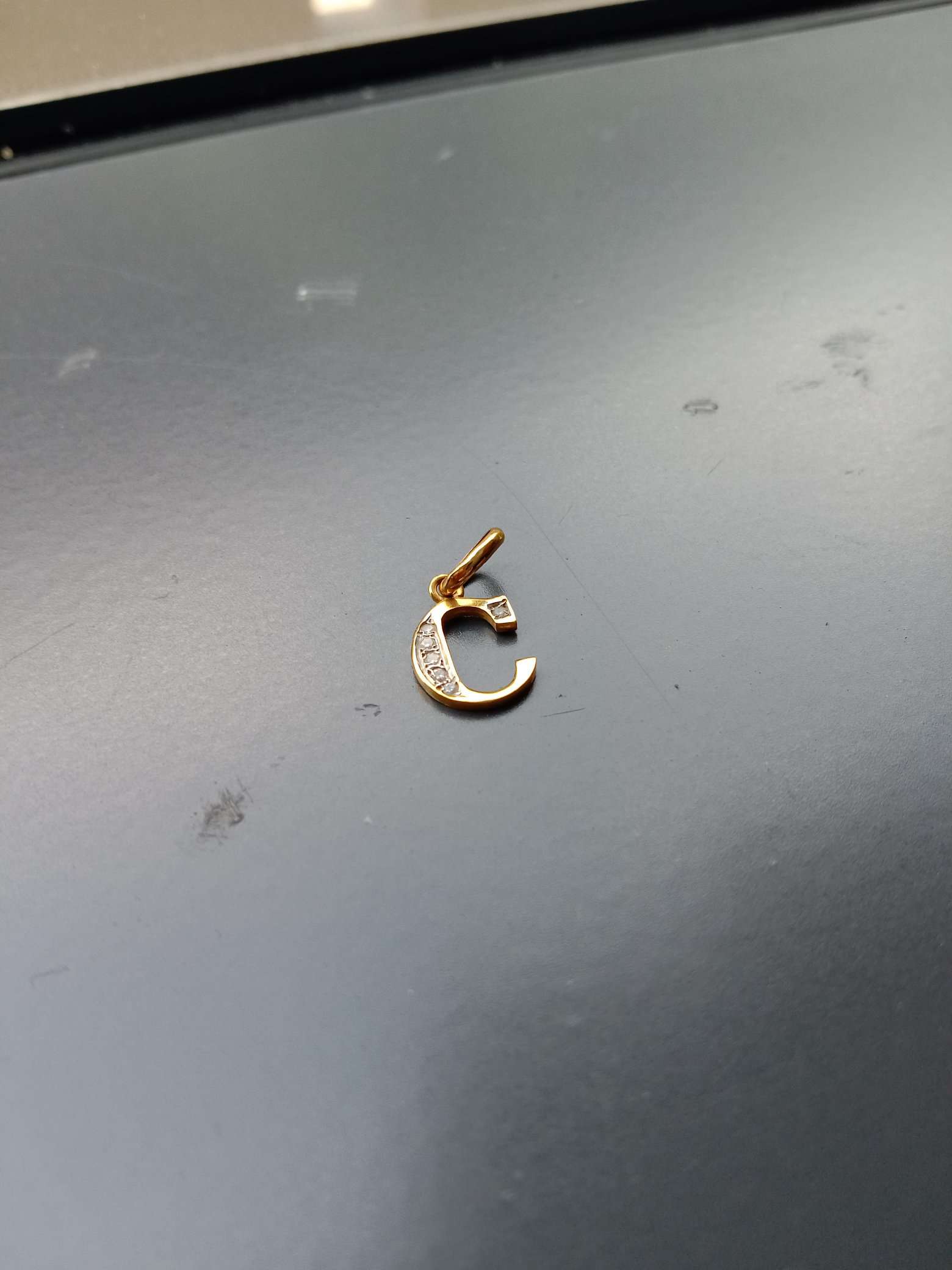 835 gold pendant with C-shaped design