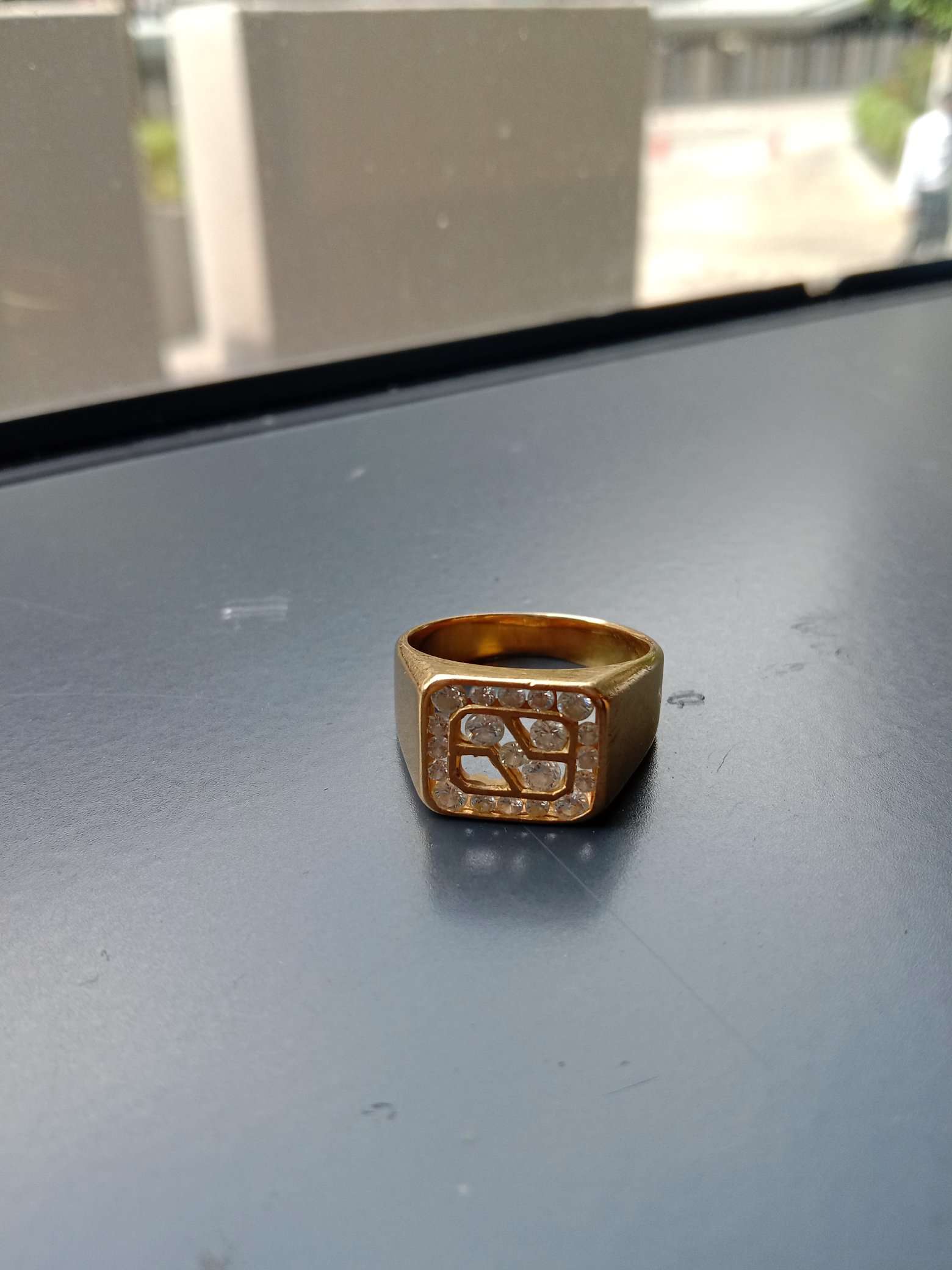 750 gold ring with melee diamond