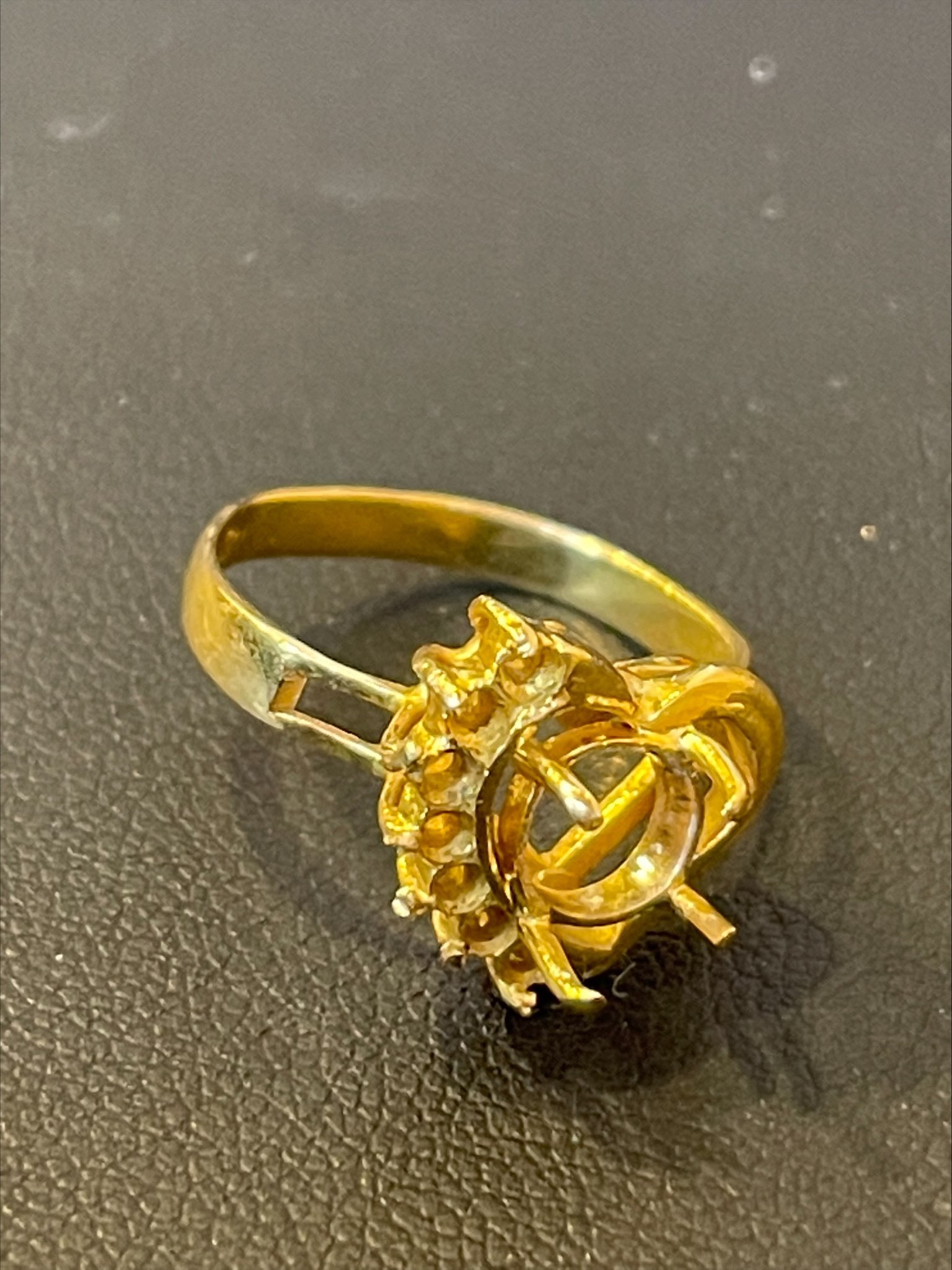 916 gold ring with pearl and melee diamond