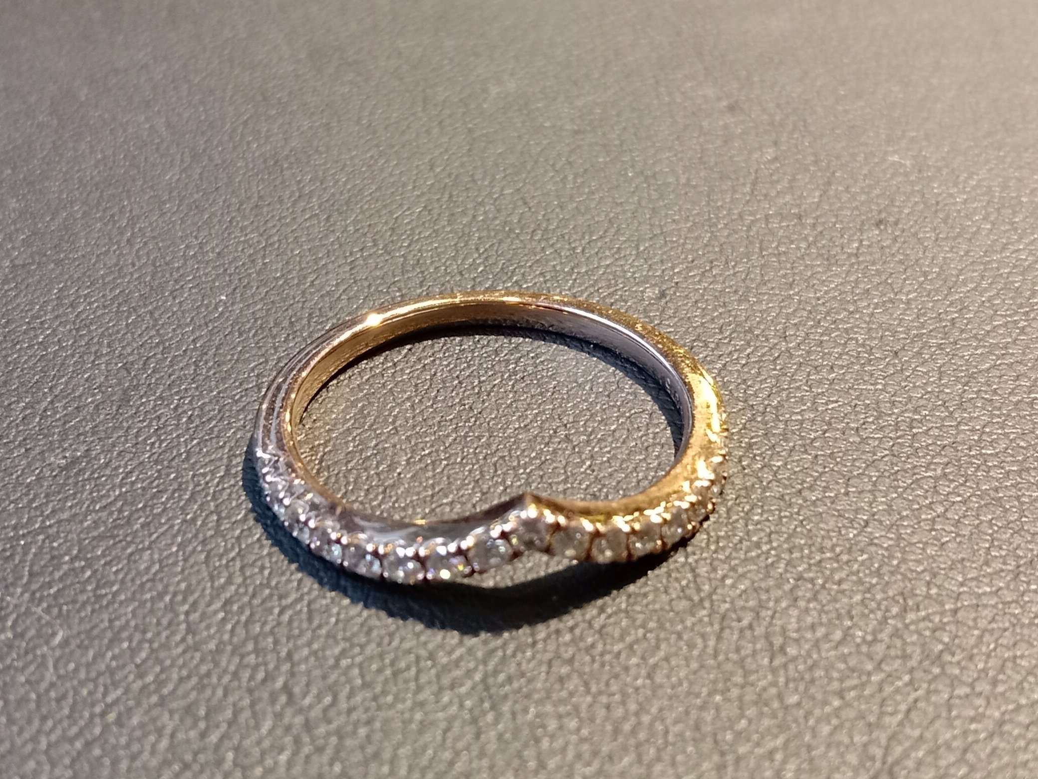 375 gold ring with melee diamond