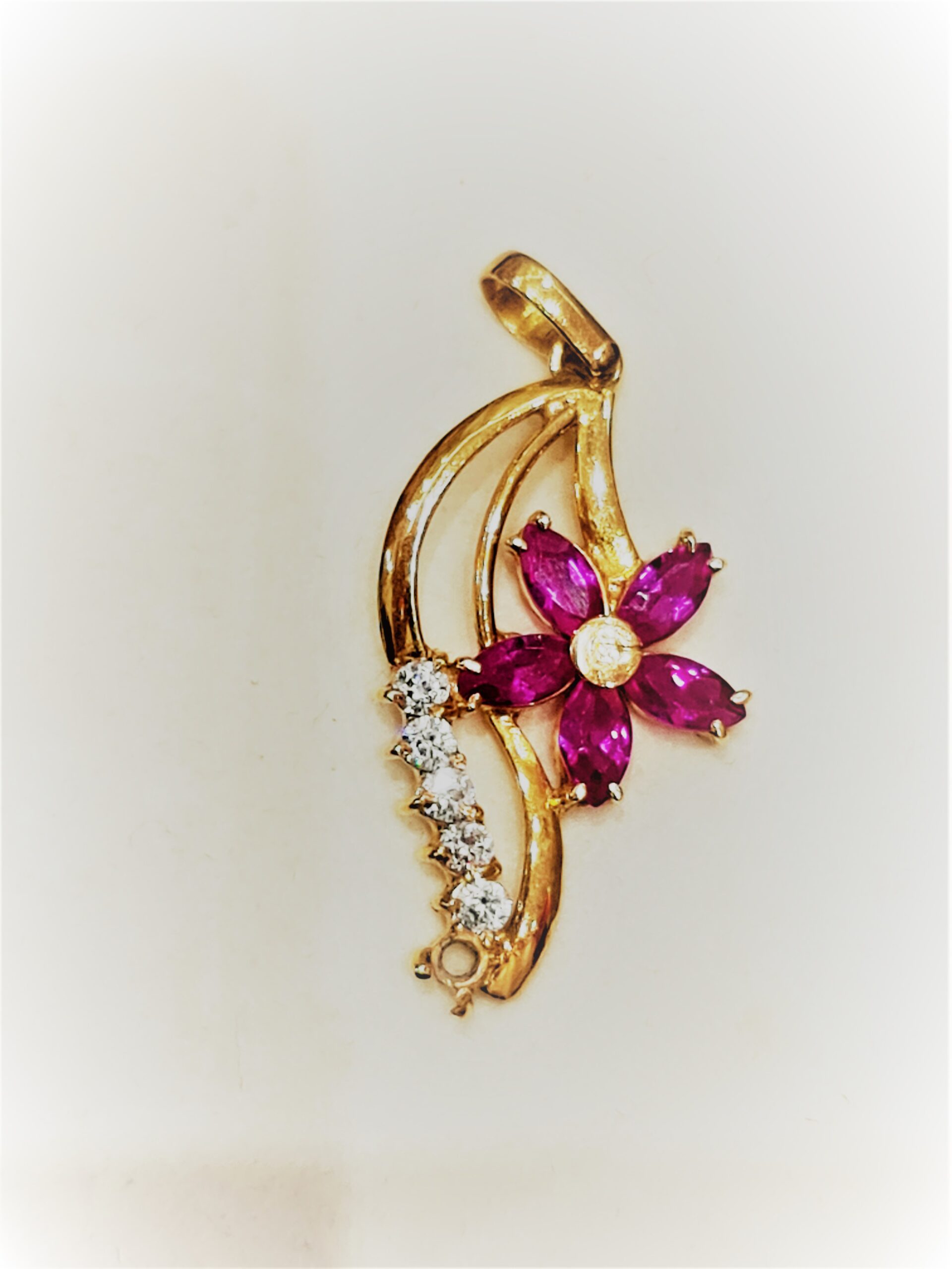 K9 gold flower pendant