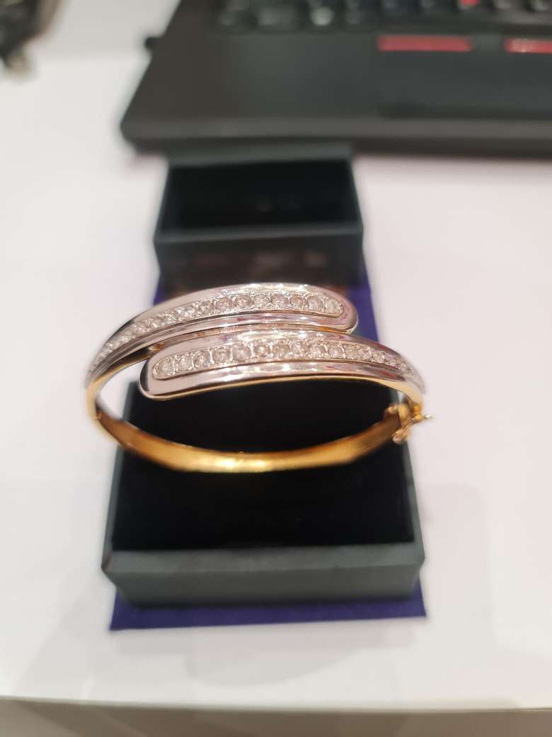 750 gold bangle with diamond