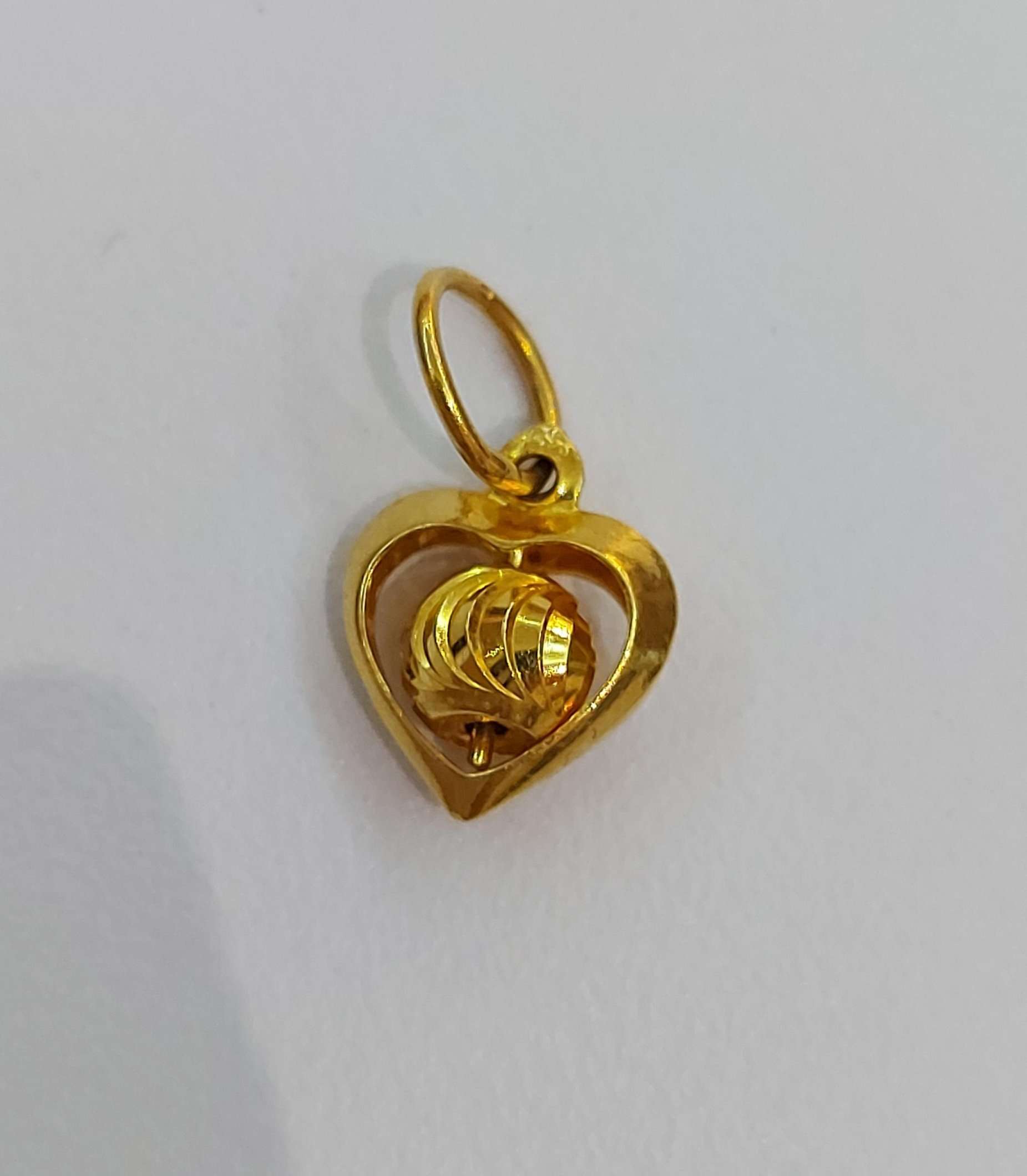 916 gold heart shaped pendant