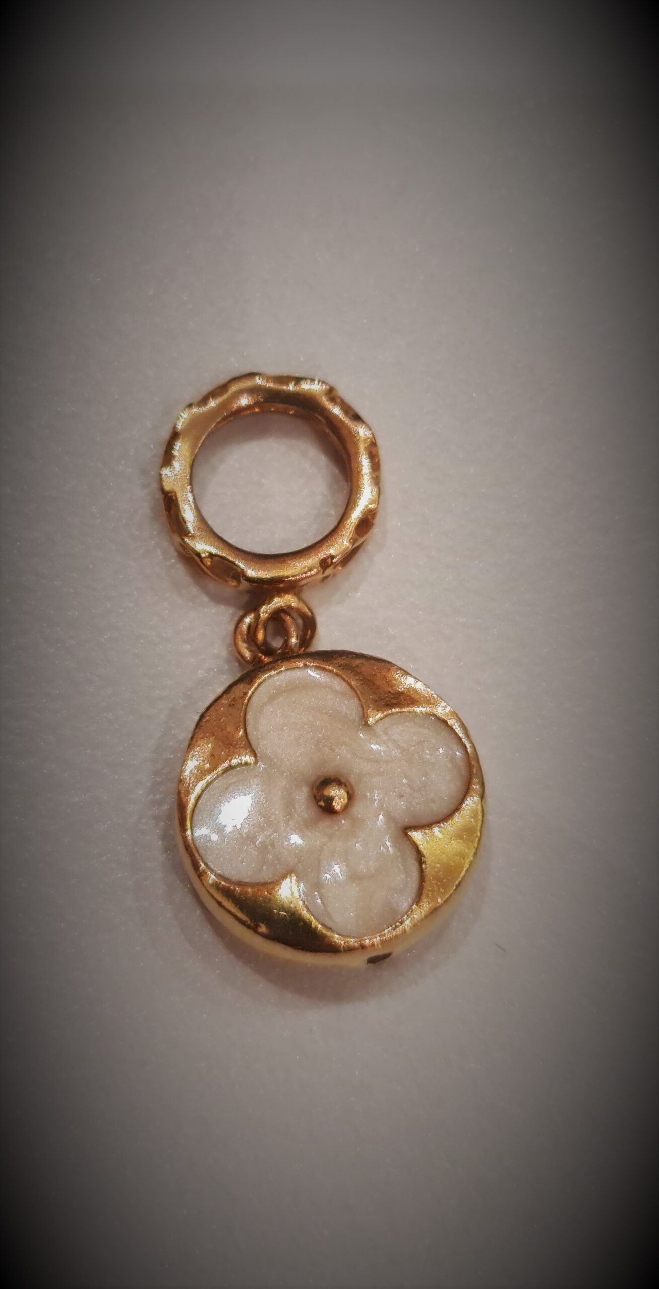 916 gold flower charm