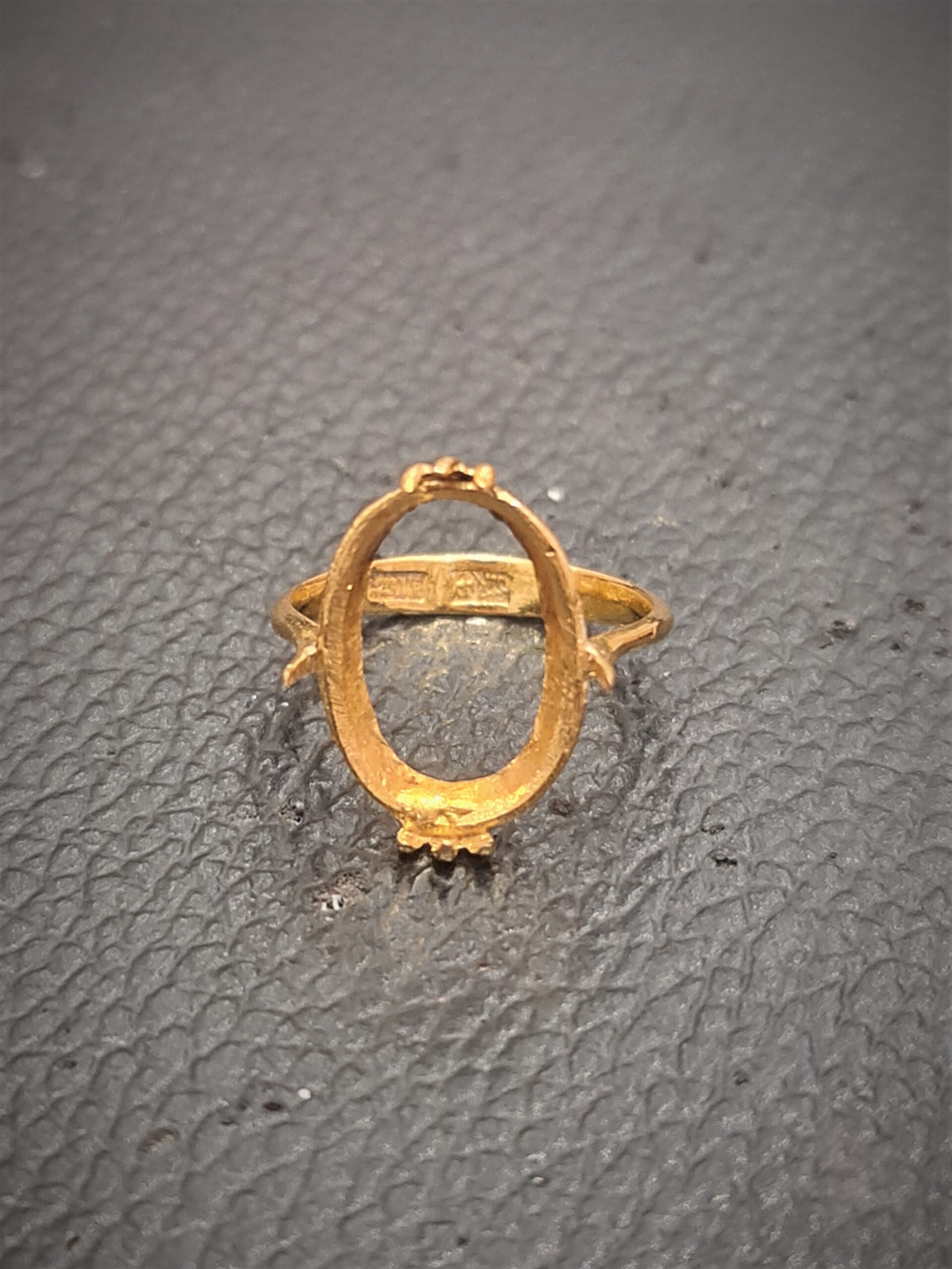 broken gold ring