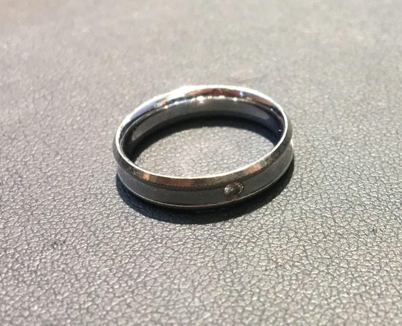 375 gold ring with melee diamond