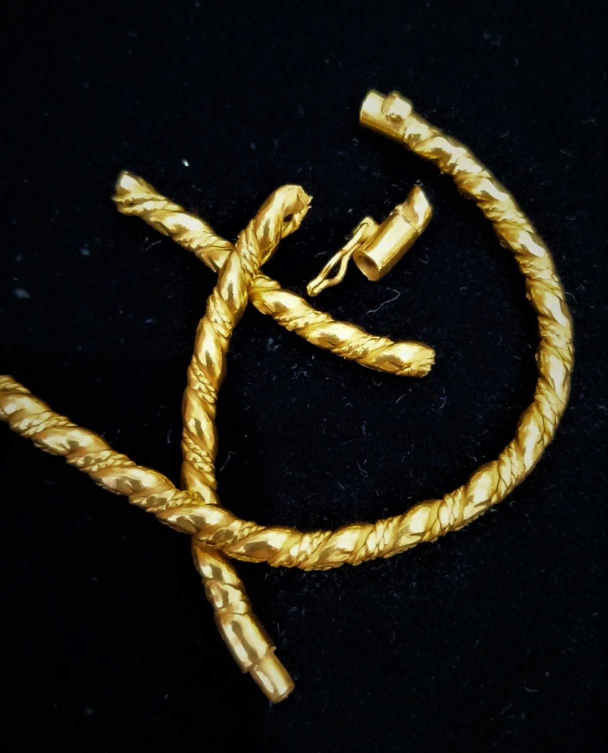 broken 916 gold bracelet