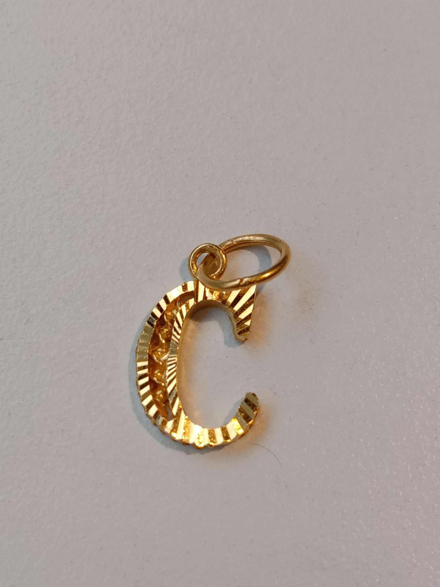 916 gold pendant with C design