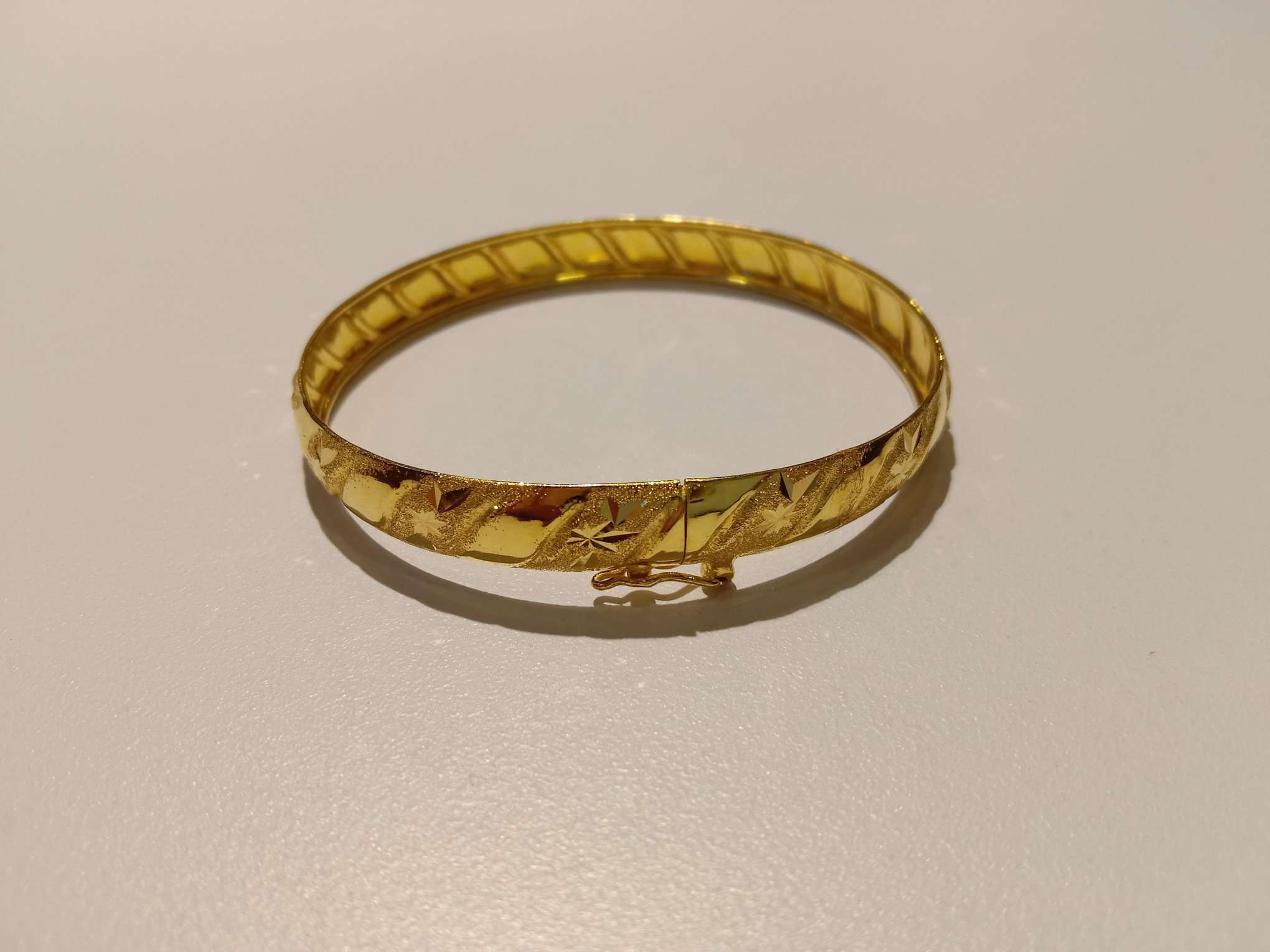 916 gold bangle with flowery design