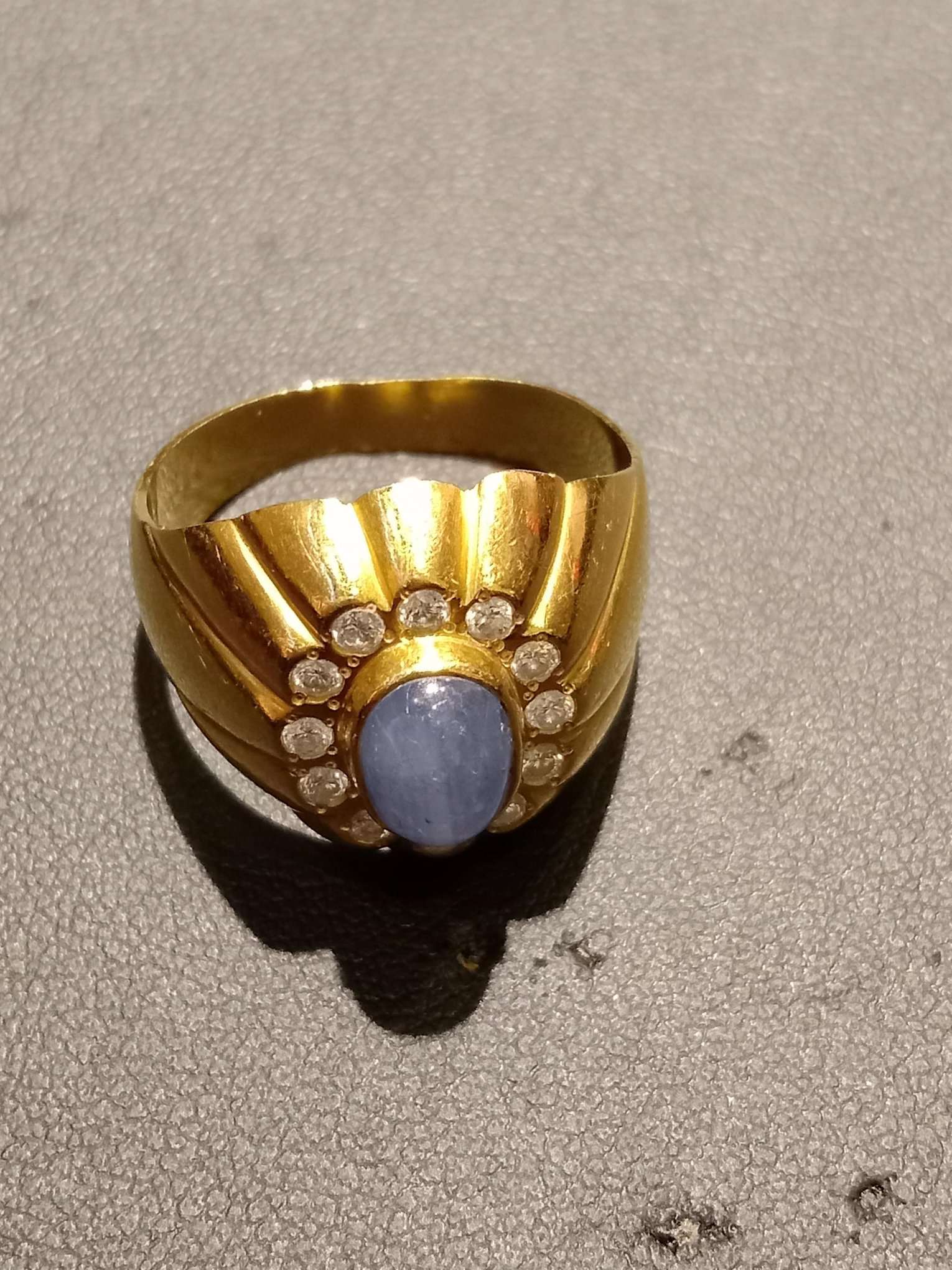 835 gold ring with melee diamond and gem stone