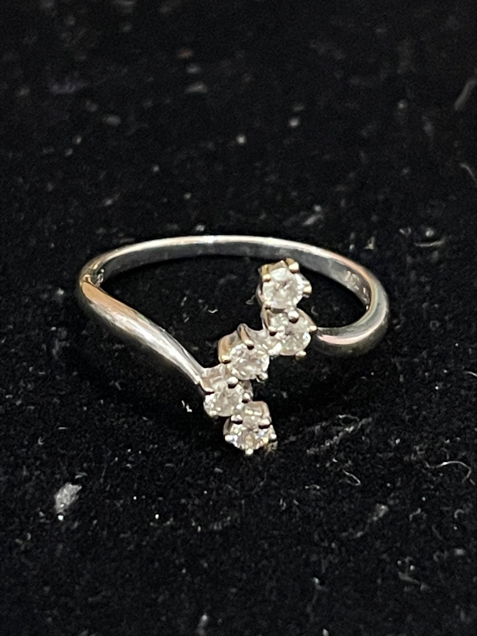 K18 gold ring with melee diamond