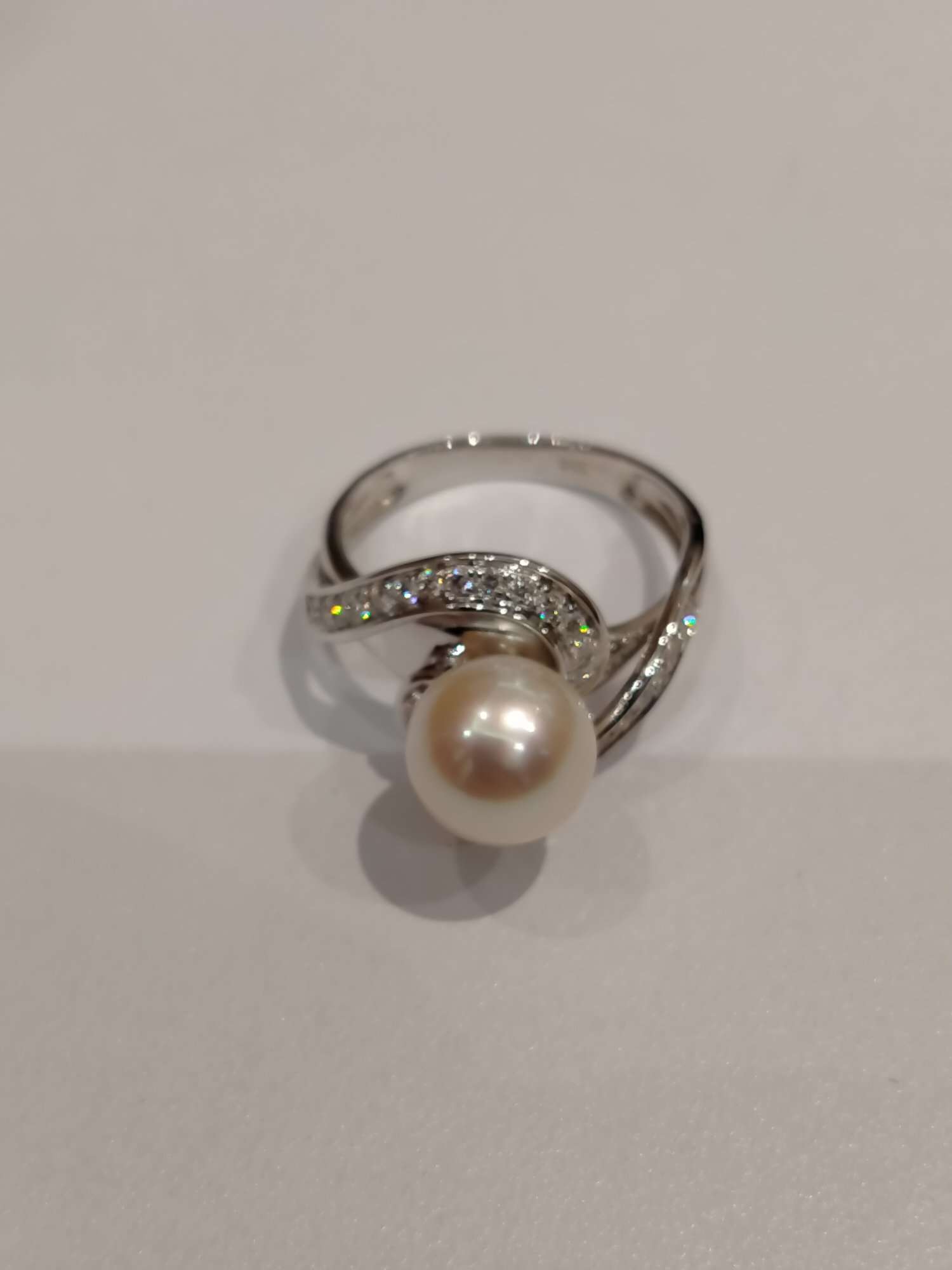375 white gold ring with pearl and melee diamond