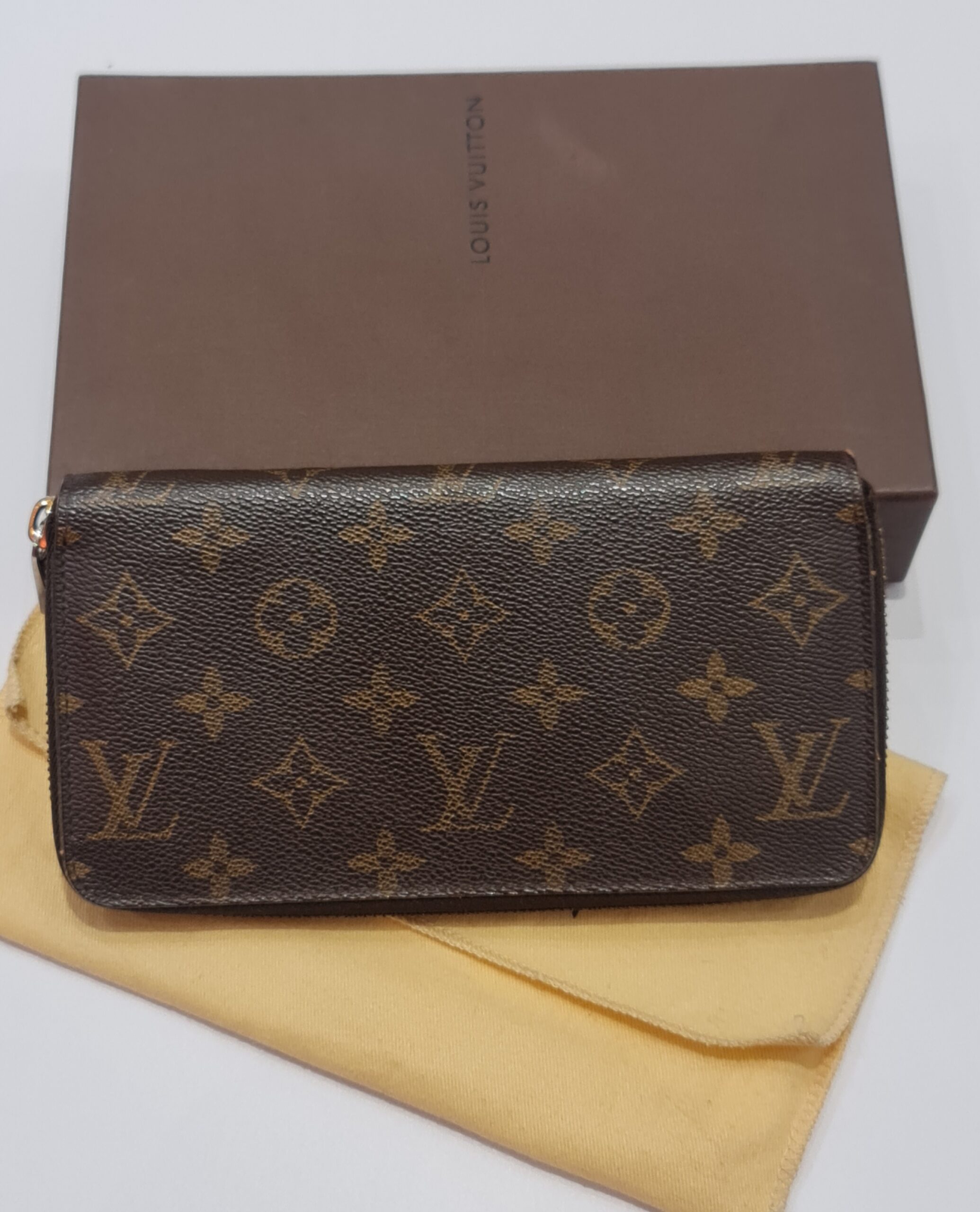 Louis Vuitton Zippy wallet