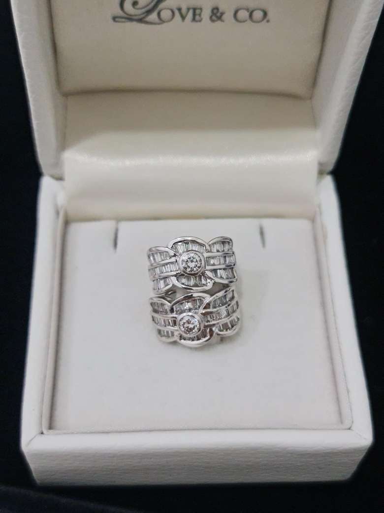 750 white gold earrings