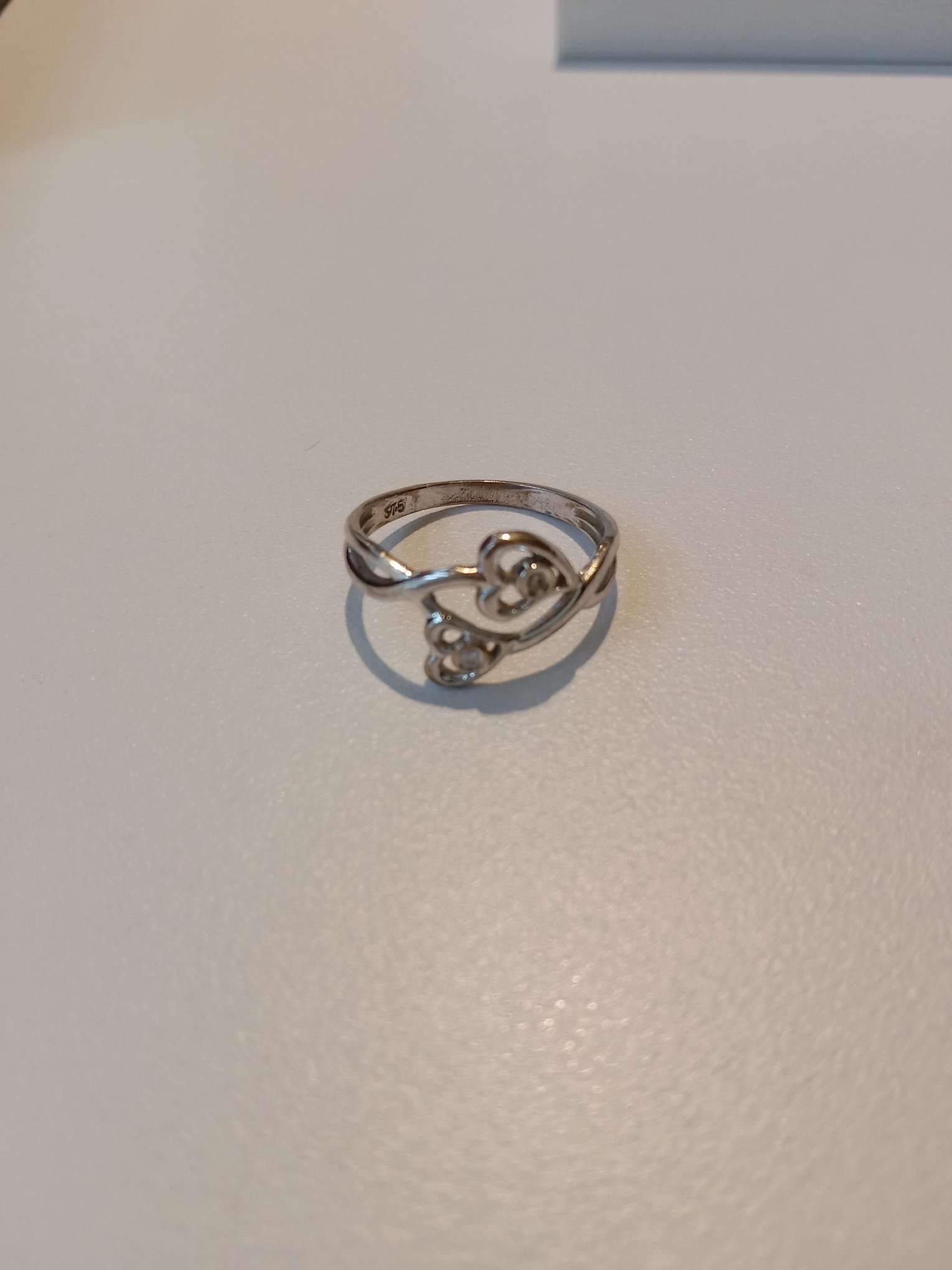 375 gold ring with melee diamond