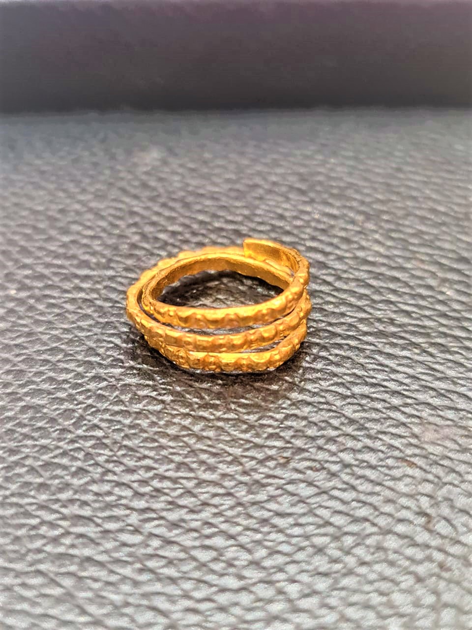 Gold ring without seal