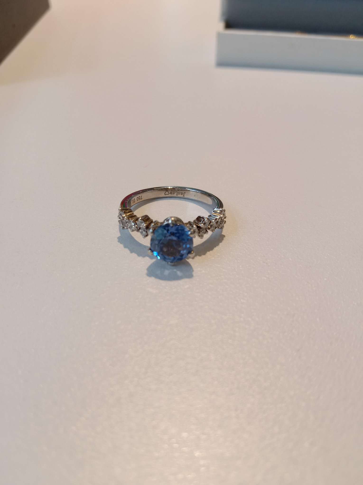 750 gold ring with diamond