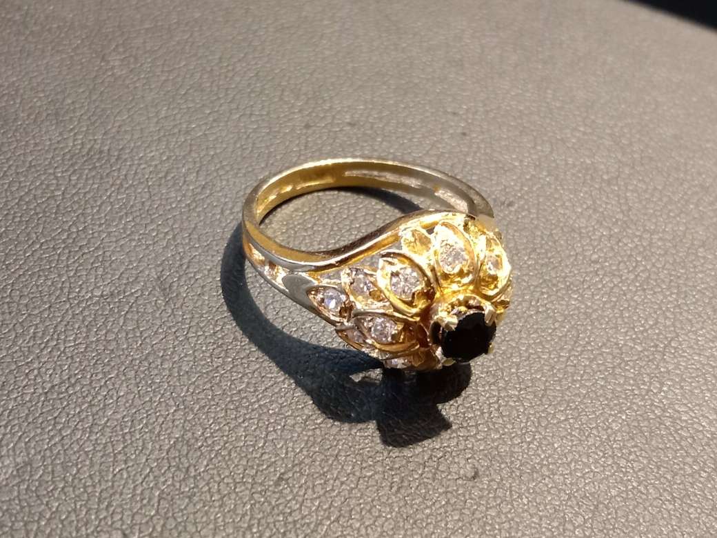 750 gold ring with stone and melee diamond