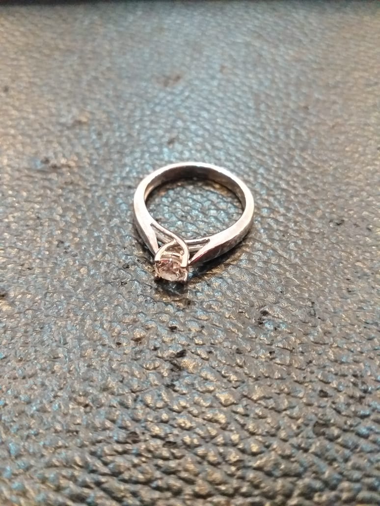 750 gold ring with diamond