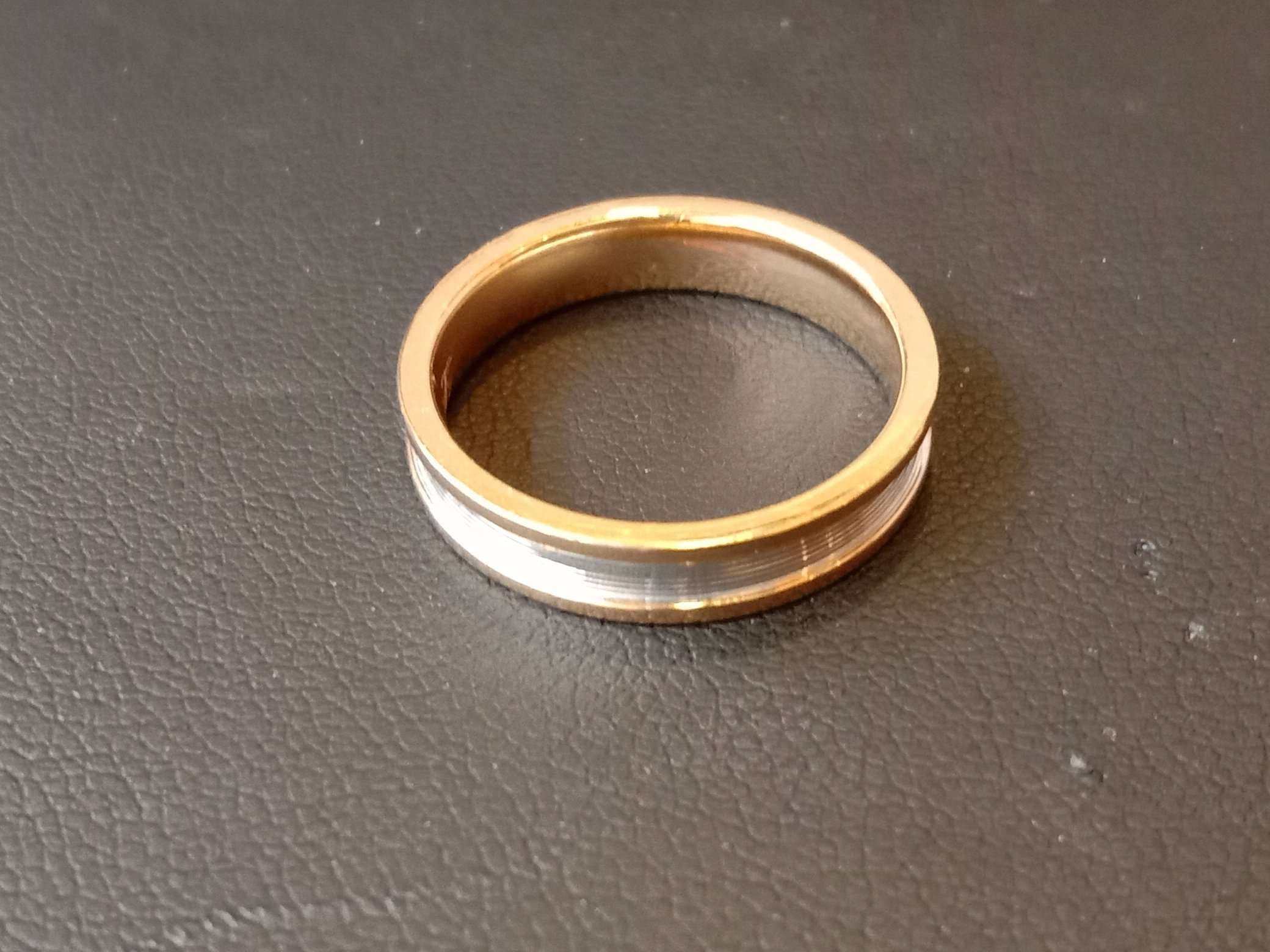 750 gold ring