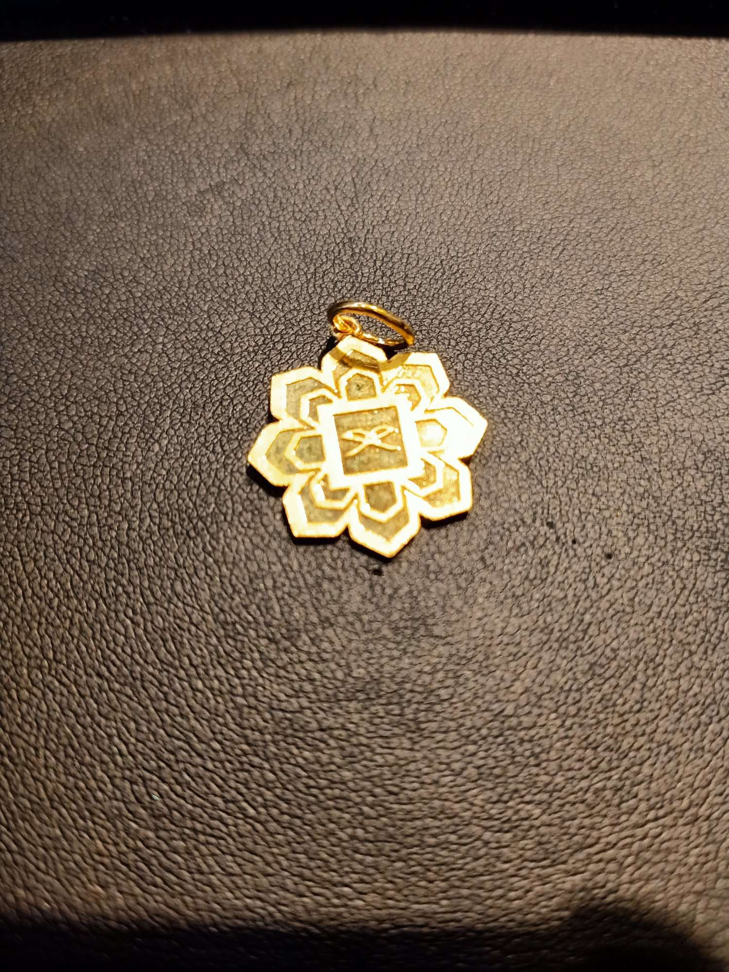 916 gold pendant with flower design
