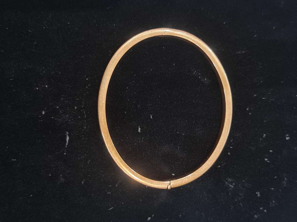 750 gold bangle