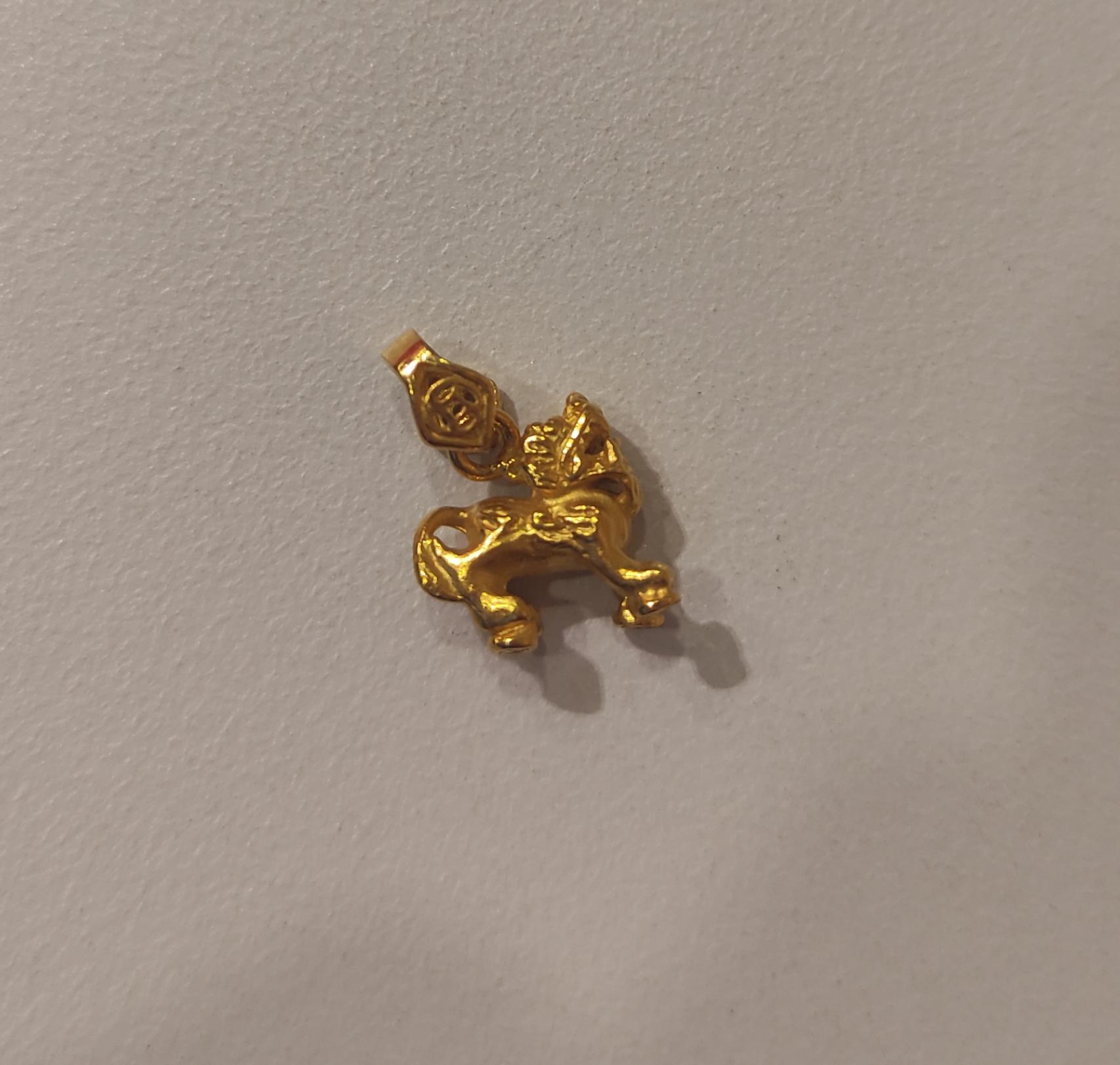 916 gold pendant with lion design
