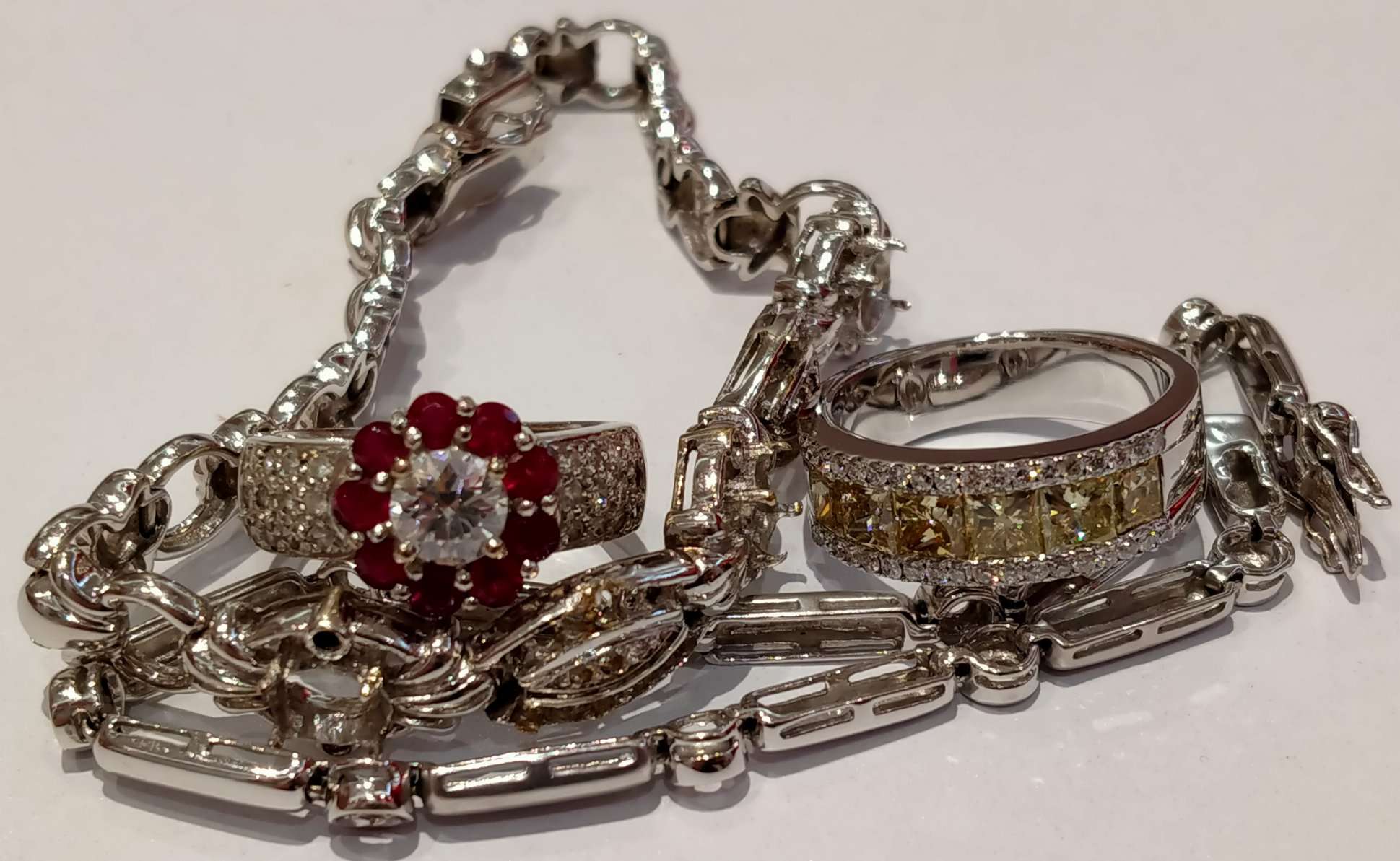 750 gold jewelries with stones