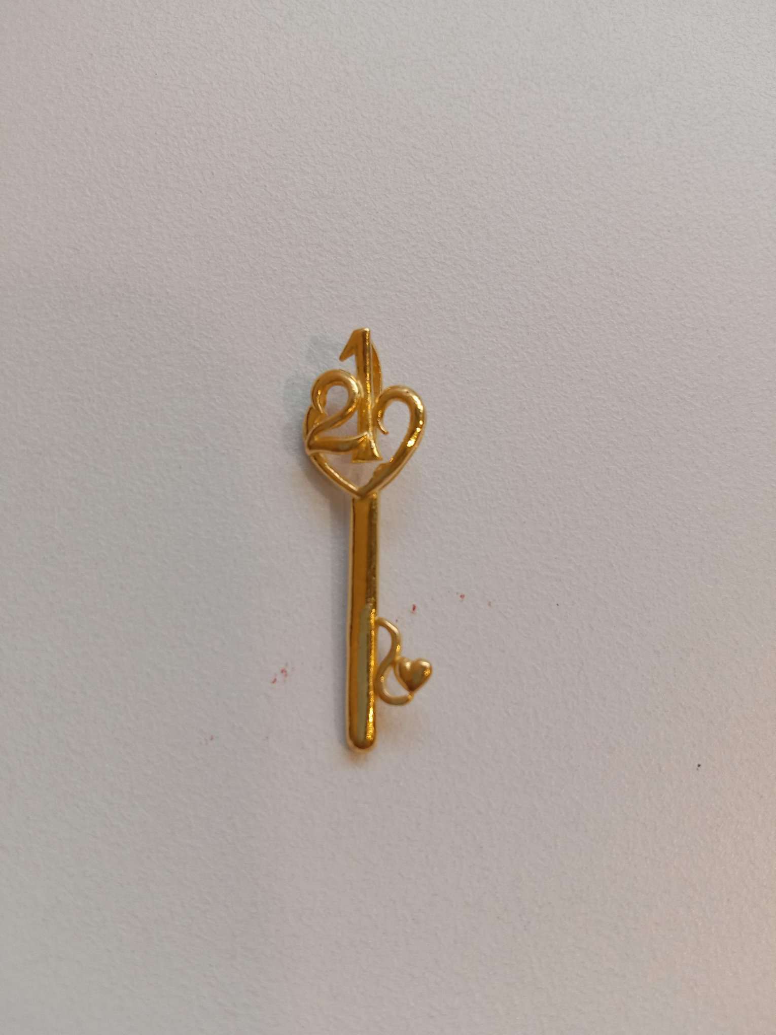 916 gold key-shaped pendant