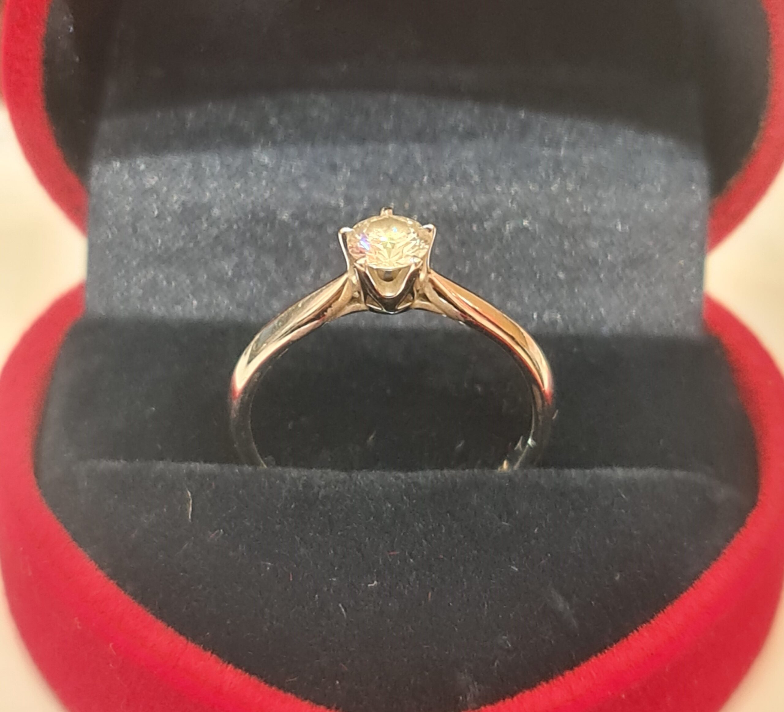 K18 gold ring with diamond