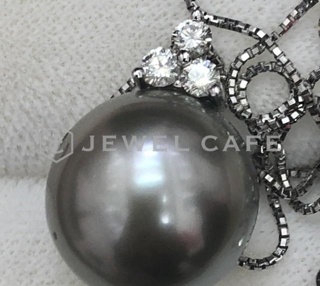 K18 white gold necklace with black pearl