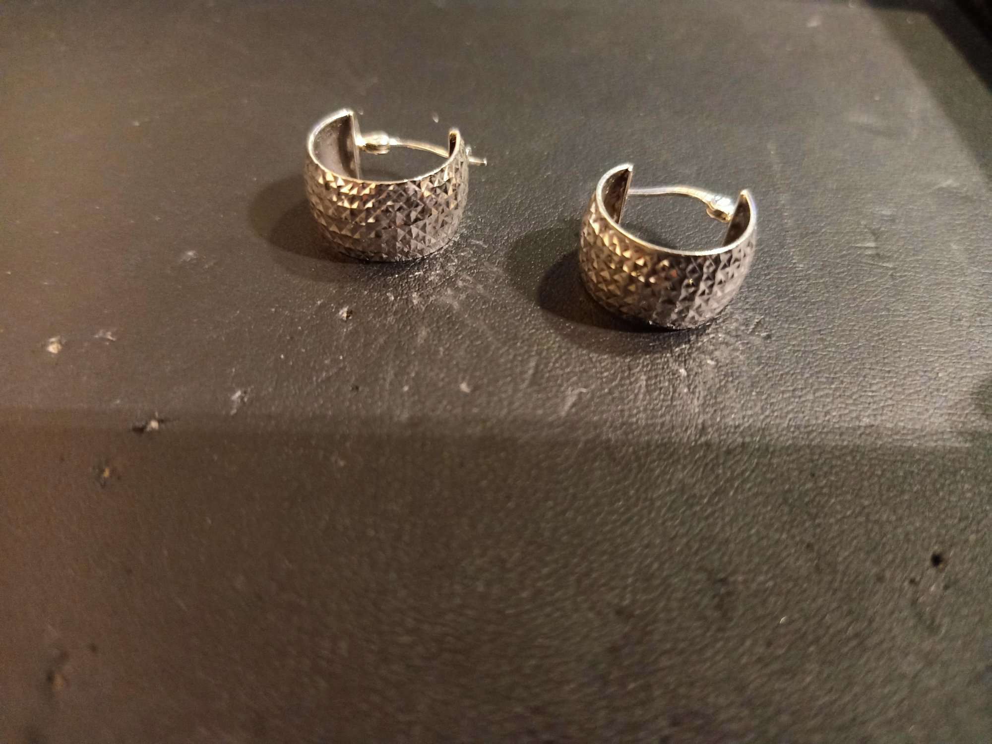 750 gold earrings