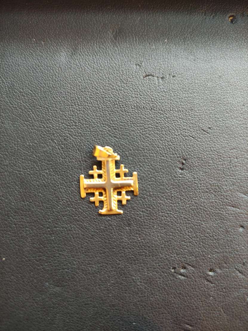 750 gold pendant