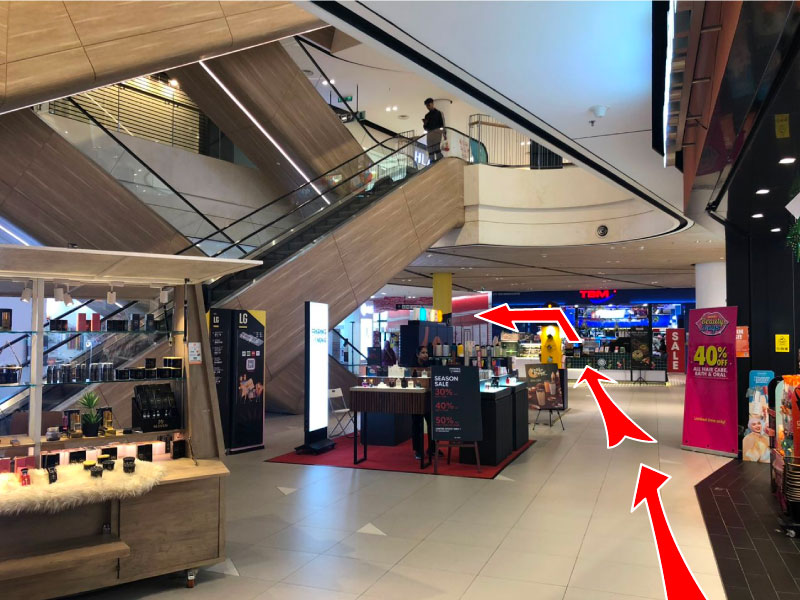 Go straight, and then turn left to use the escalator to go up to the 1st floor.